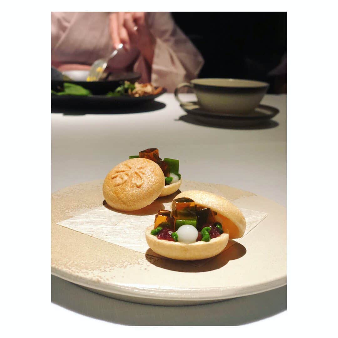のインスタグラム：「今日はお腹がはちきれるぐらい 食べました。 最後の最中がどうしても 食べられないぐらい。 いや、せっかくだし一口だけでも、、 と思ってたら完食。  お腹の皮を伸ばした日になりました。 #美女たちとご飯 #みんなよく食べるw #幸せな時間でした☺️ #甘いものは別腹というけれど #別腹まで満室御礼 浴衣、コメントたくさん ありがとうございました😊 嬉しいです❣️」