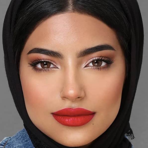 Maybelline New Yorkさんのインスタグラム写真 - (Maybelline New YorkInstagram)「Obsessed with this pop of red on @shahadfz1 🇸🇦! She’s wearing #superstaymatteink in 'pioneer'. 💋 #regram @hindash」7月18日 23時36分 - maybelline