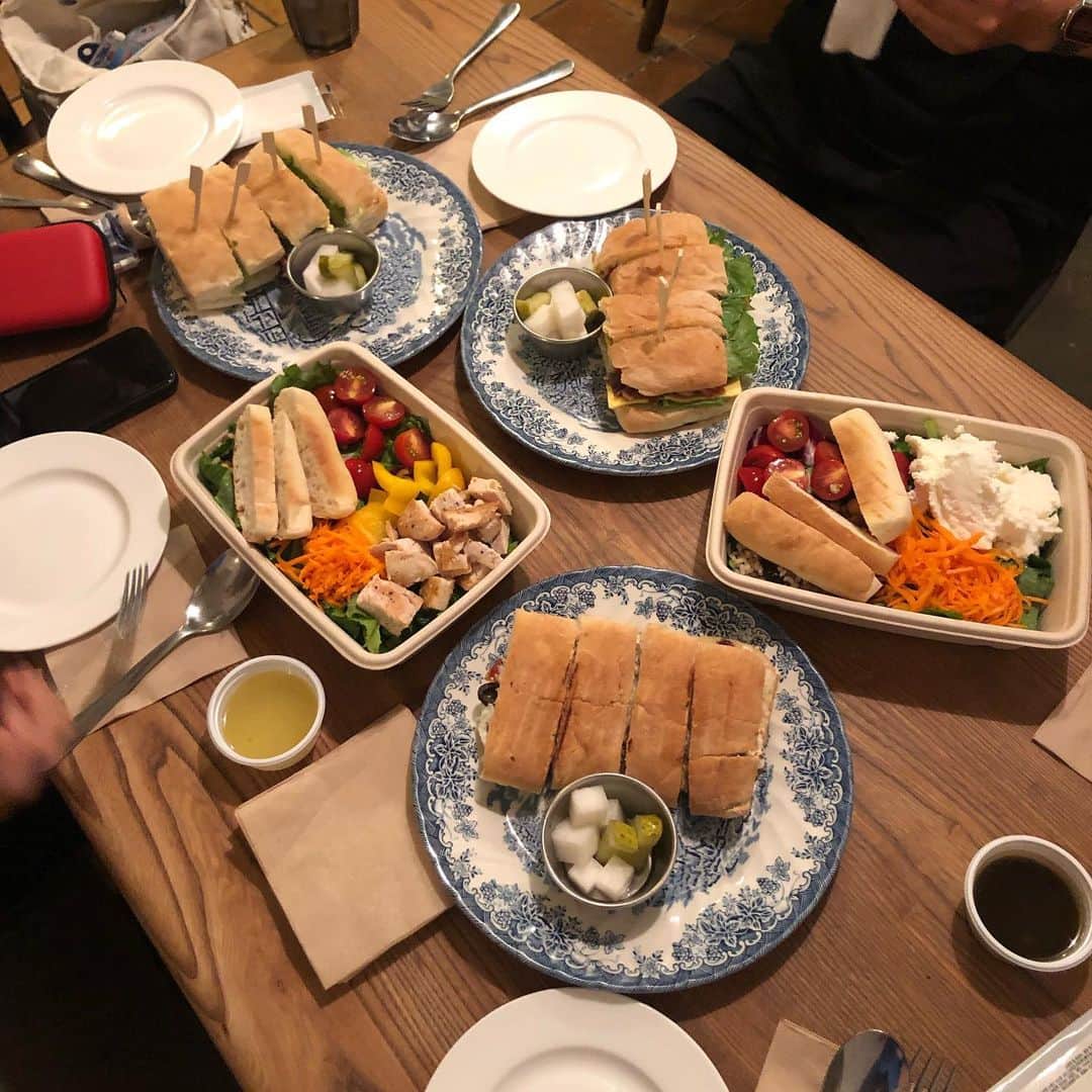 ウォン・ジナのインスタグラム：「. 밥심으로 일하는거죠 🥑🥐🥗🥪🍋🍅」