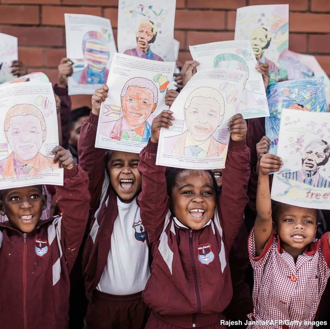 ABC Newsさんのインスタグラム写真 - (ABC NewsInstagram)「Group of schoolchildren in South Africa hold up portraits they colored of Nelson Mandela on what would have been his 101st birthday. #nelsonmandela #southafrica #history #icon #inspiring」7月18日 23時41分 - abcnews
