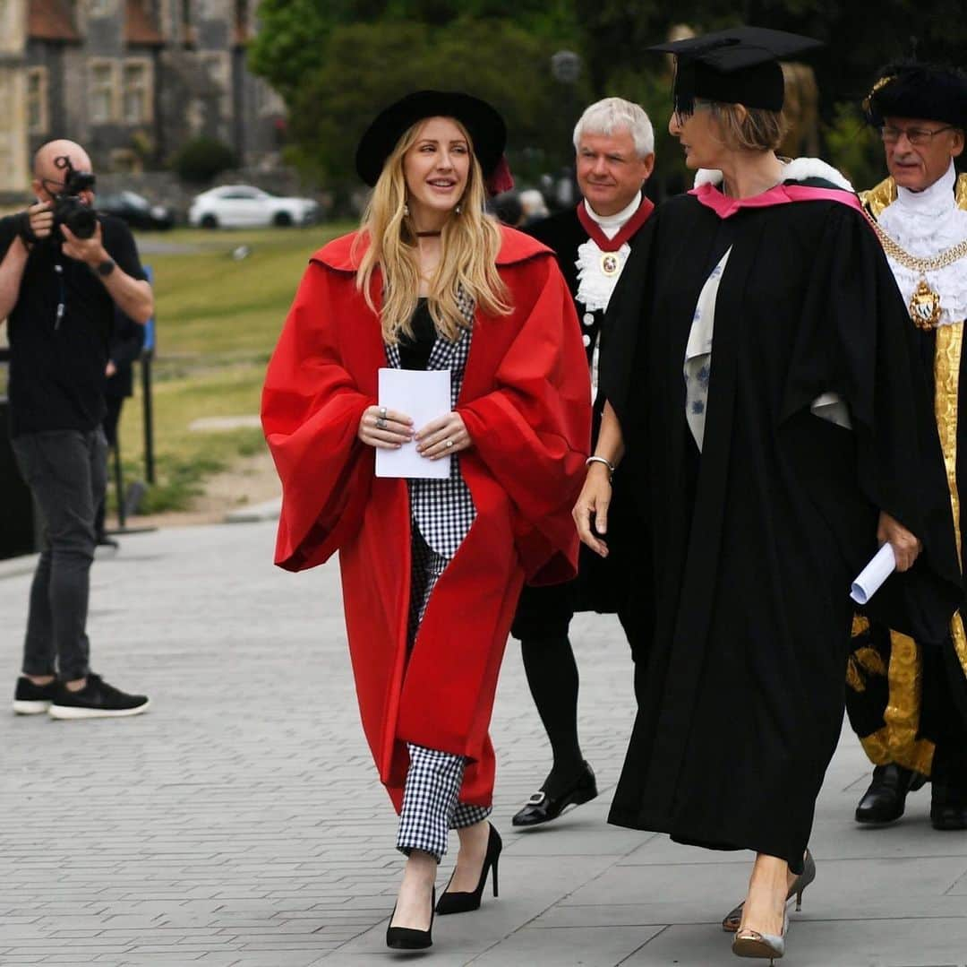 エリー・ゴールディングさんのインスタグラム写真 - (エリー・ゴールディングInstagram)「Dr Goulding!! 🎓 Congratulations to everyone who graduated today at Kent University x」7月18日 23時42分 - elliegoulding