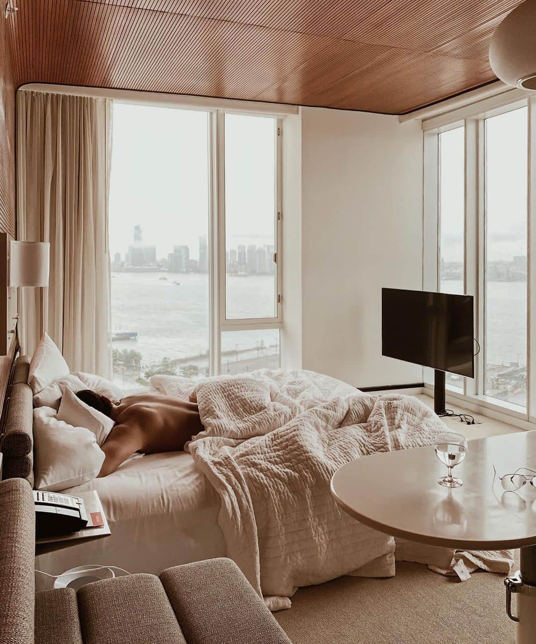 三浦大地さんのインスタグラム写真 - (三浦大地Instagram)「昨夜、嵐の中NYに到着してすぐに友達と合流してSOHO HOUSEで夕飯。  久々深く眠れて、朝起きたらマンハッタンの景色。  ただいま。  #newyork #thestandardhotel #thehighline #manhattan #dmnyclife」7月18日 23時43分 - daichi_1127