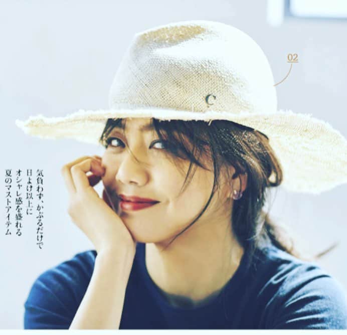 のインスタグラム：「夏はまだですか？  #HERS 8月号 #帽子👒 @hers_web」