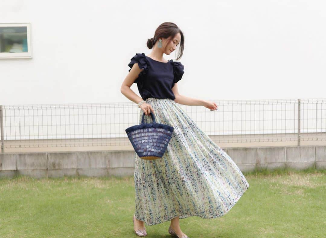 リナのインスタグラム：「関東は、やっとお天気になってきましたねぇ〜☀️ . やっぱり晴れが好きって♡ . 心ウキウキ、お出かけしたくなっちゃう♪ そんな今日のコーデは、 &.nostalgia の完売セットアップを着たよ☆ . 今日はプリーツスカートだけを履いてみた😄 . トップスと合わせて着れば、 キレイ目ワンピース風だし、 トップスとボトムス別で着られるから、 コーデの幅が広がるよ🤗 . 早くもっと暑くならないかなぁ〜🏖 ............................................................ #oodt #ootdfashion #ootd4nylonjp #プチプラコーデ #コーディネート #ままコーデ #ママファッションプチプラ #ノスタルジア #nostalgia #セットアップ #setup #プリーツスカート #ブルベサマー」