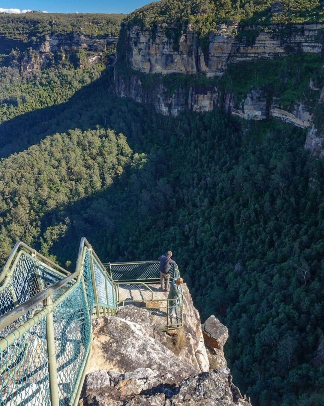 Australiaさんのインスタグラム写真 - (AustraliaInstagram)「Warning: Daredevils only. 🙈 @lifecatchme braved the heights at #PulpitRockLookout in #BlueMountains National Park for sweeping views of the magnificent #GroseValley; you know what they say about “the higher the lookout, the higher the rewards”. 😉 This dramatic blade of rock has a set of steep stairs that leads you to three levels of lookouts, providing different vantage points over the gorge and mountains. Put on your best walking shoes and hop in a car in @sydney for the two-hour road trip here, and be ready to get your adrenaline pumping.  #seeaustralia #newsouthwales #travel #themountainsarecalling #viewfromthetop」7月18日 15時00分 - australia