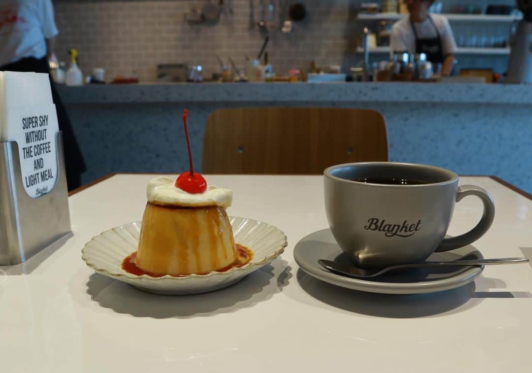 石井輝明さんのインスタグラム写真 - (石井輝明Instagram)「大阪、八尾。 今日は朝から実家に帰って期日前投票して、昼からカフェ行ってこれから仕事。 こちらは以前載せた「マッキーボーイズ」のTシャツをくださった方のお店。 大人気だった。  #blanket #cafe #coffee #カフェ #大阪カフェ #八尾カフェ #カフェ芸人 #プリンとコーヒーのワンツー #それを写真で表してみた #なんで表してみたのって聞かれても #答えなんてない #そこにプリンとコーヒーがあったから #というわけでもない #ただなんとなく #ワンツー決めたかった #それだけ #ノックアウトでしょ #ノックアウトではないよね #ごめんなさいね」7月18日 15時00分 - comandanteishii