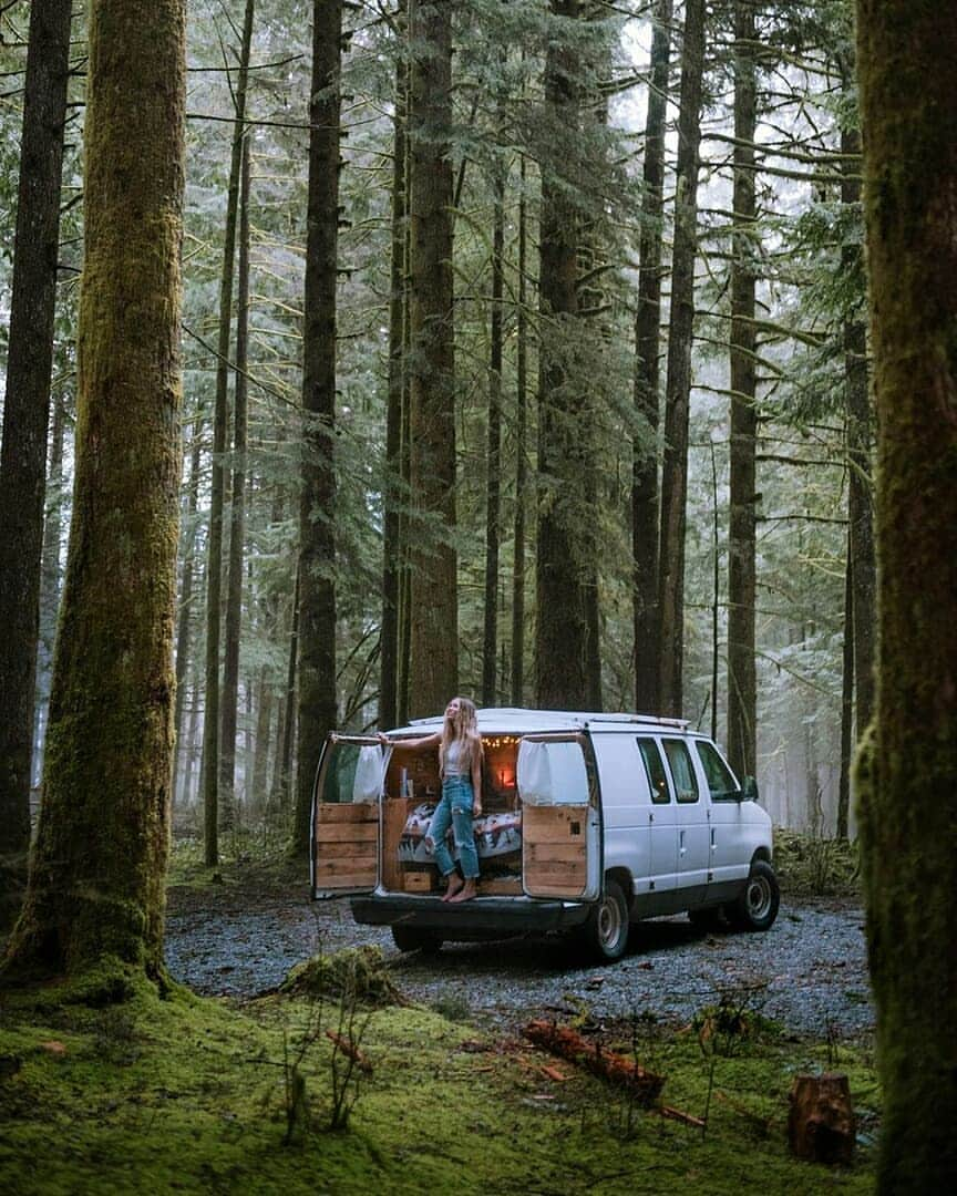 Discover Earthさんのインスタグラム写真 - (Discover EarthInstagram)「The van life looks like its the best life ! Jess Bonde is living this amazing life on the road right now - free, filthy & happy! Which of these shots do you like the most ? 🚐🌎 Who would you want to hit the road with ? Tag them ! — 📍#DiscoverEarth — 📸 Photos by @wildbonde」7月18日 15時12分 - discoverearth