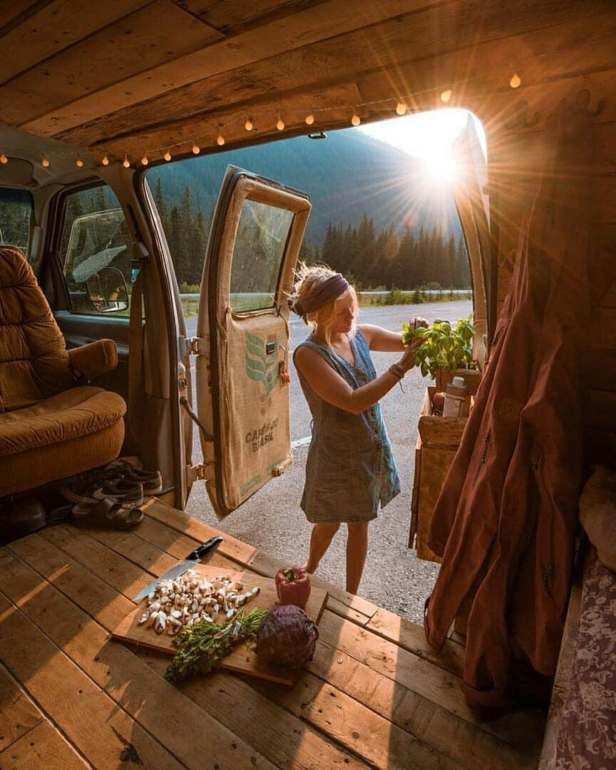 Discover Earthさんのインスタグラム写真 - (Discover EarthInstagram)「The van life looks like its the best life ! Jess Bonde is living this amazing life on the road right now - free, filthy & happy! Which of these shots do you like the most ? 🚐🌎 Who would you want to hit the road with ? Tag them ! — 📍#DiscoverEarth — 📸 Photos by @wildbonde」7月18日 15時12分 - discoverearth