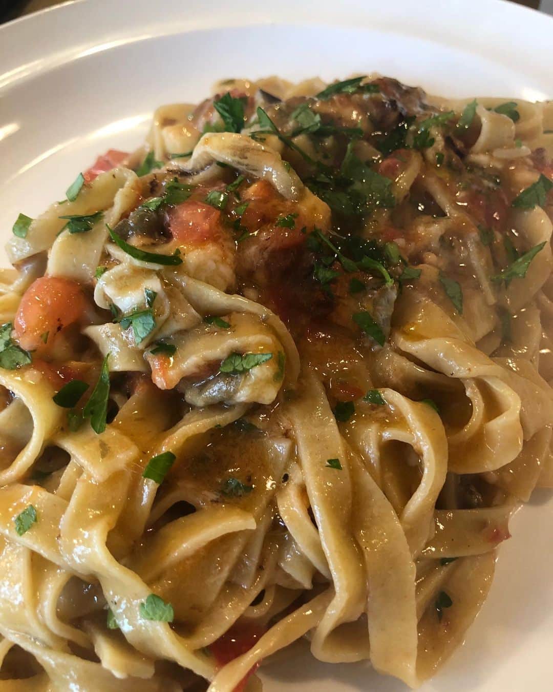 大根仁のインスタグラム：「久しぶりに例のパスタ屋。穴子のスモークとトマトソースのタリアテッレ。美味し。」