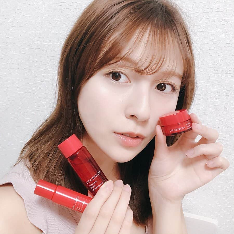 菊原梨華さんのインスタグラム写真 - (菊原梨華Instagram)「・ ・ 私敏感肌で梅雨の今の時期ほんとうに肌がピリピリするから、 アヤナスのトライアルセットを試してみたよっ💗 👉 @decencia_official ・ 敏感肌の人向けにこだわってつくっているんだって！ 化粧水と美容液とクリームです✦ ・ ナノ化したセラミドが入っていて、べたつかないのに 内側が潤う感じがすき🥺✨ テクスチャはみずみずしいクリームや美容液だよ✬ ・ メイクが楽しくなる肌になりましたっ！！ ・ #アヤナス　#ディセンシア　#アヤナストライアルセット　#敏感肌　#敏感肌スキンケア #スキンケア#skincare#美肌#美容##beauty#beautiful#followme#follow#picture#化粧水 #美容液#クリーム」7月18日 15時12分 - happyluckyhappy