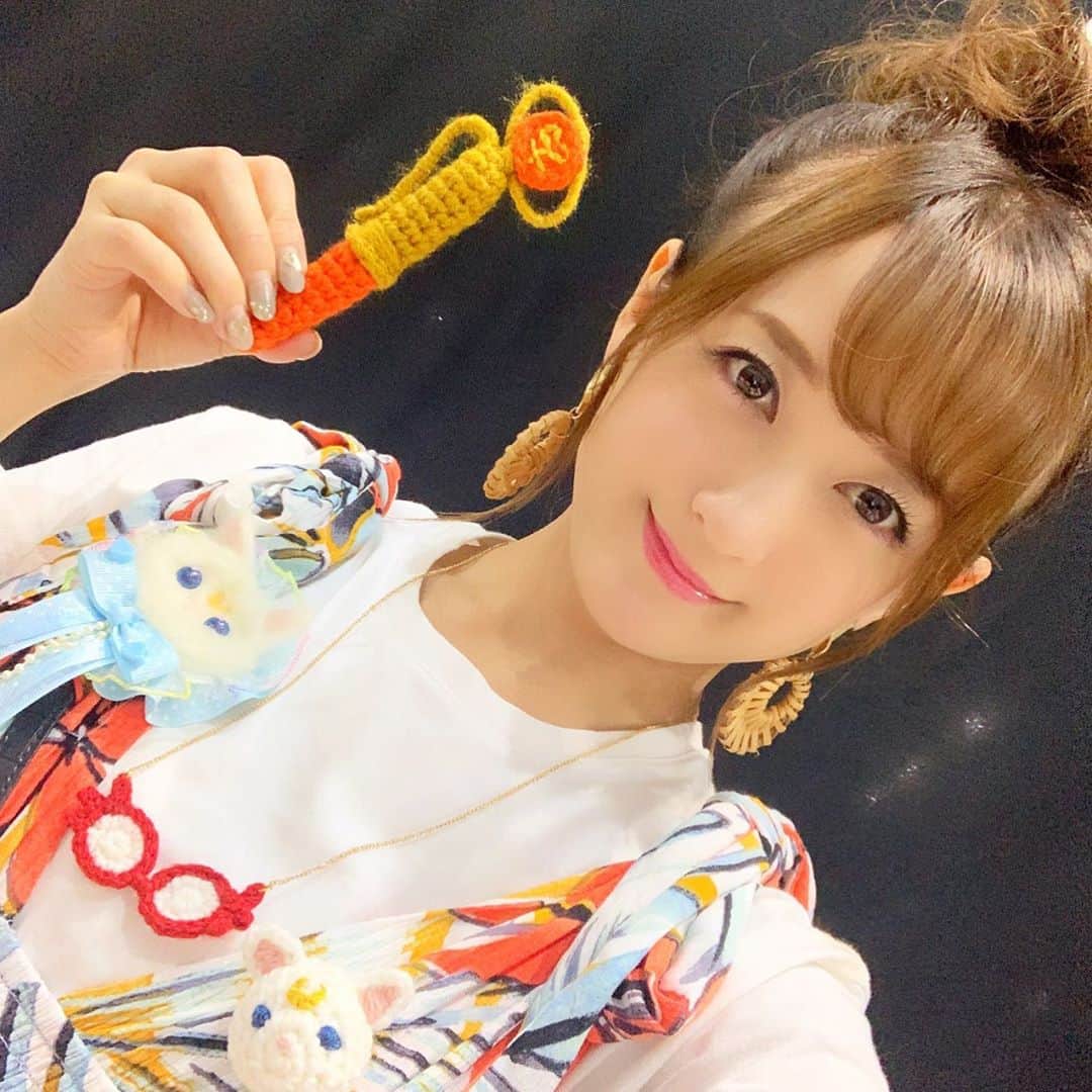 小松彩夏さんのインスタグラム写真 - (小松彩夏Instagram)「『Anime Friends』3日目の衣装はコチラ★﻿ ﻿ こちらもヴィーナスカラーを意識したオレンジの花柄のワンピース♡﻿ ﻿ 私が手に持っているものや、付けているネックレス、ブローチは現地のファンの方が手作りでつくってくれたもの。﻿ ﻿ すごくないですか？！﻿ ﻿ 毛糸のアルテミスが可愛すぎる...♡﻿ ﻿ @animefriends﻿ ﻿ #アニメフレンズ #animefriends #AF2019 #ブラジル #Brazil #サンパウロ #SãoPaulo #取材 #sailormoon #セーラームーン #撮影 #美少女戦士セーラームーン #セーラームーン #sailormoon #セーラーヴィーナス #sailorvenus」7月18日 15時13分 - official_ayaka_502