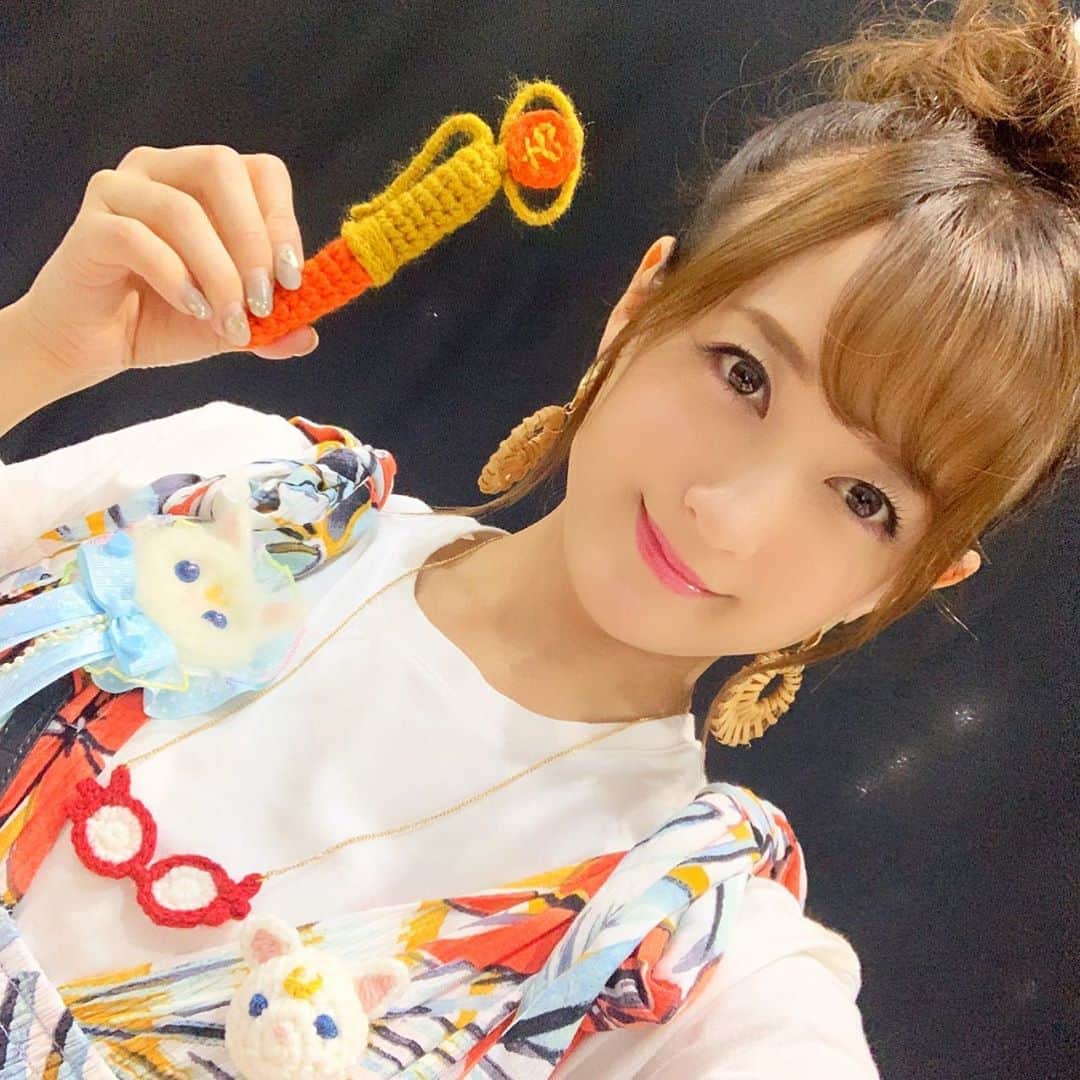 のインスタグラム：「『Anime Friends』3日目の衣装はコチラ★﻿ ﻿ こちらもヴィーナスカラーを意識したオレンジの花柄のワンピース♡﻿ ﻿ 私が手に持っているものや、付けているネックレス、ブローチは現地のファンの方が手作りでつくってくれたもの。﻿ ﻿ すごくないですか？！﻿ ﻿ 毛糸のアルテミスが可愛すぎる...♡﻿ ﻿ @animefriends﻿ ﻿ #アニメフレンズ #animefriends #AF2019 #ブラジル #Brazil #サンパウロ #SãoPaulo #取材 #sailormoon #セーラームーン #撮影 #美少女戦士セーラームーン #セーラームーン #sailormoon #セーラーヴィーナス #sailorvenus」