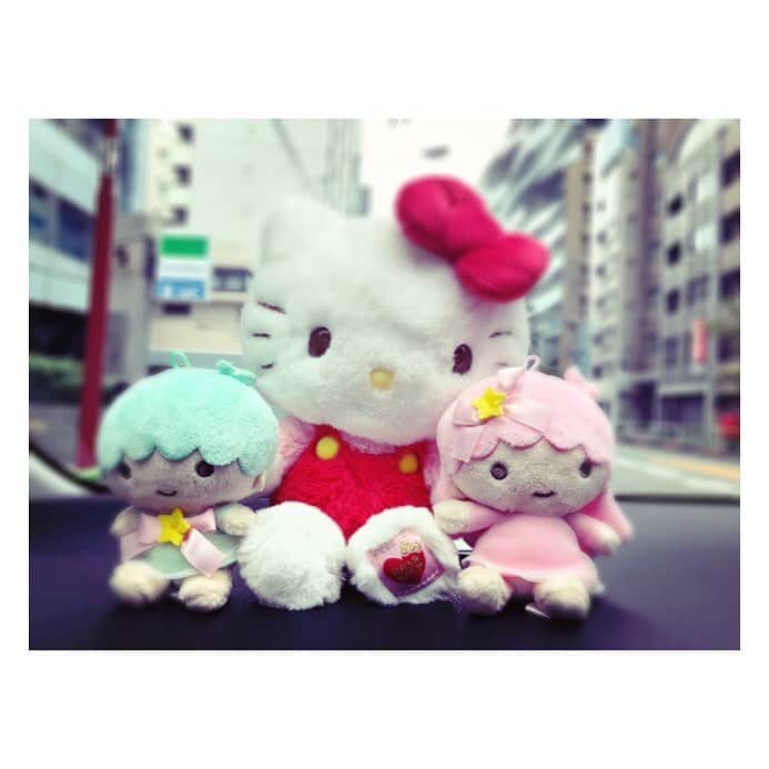 荒牧陽子のインスタグラム：「2019.7.  温泉行ってきた①﻿ ┈︎┈︎┈︎┈︎┈︎┈︎┈︎┈︎┈︎┈︎┈︎┈︎﻿ 先日、サンリオピューロランドで買った﻿ ひとめぼれのキキララを握りしめ←﻿ 海へ向かいました。﻿ （キティちゃん買うのは既定路線）﻿ ﻿ 寒かった…﻿ ﻿ 貝もお魚も生け簀から調理！﻿ 食事の写真がなくてごめんなさい🙇‍♀️﻿ あっという間に食べてしまった。﻿ ﻿ いつ以来かわからないほど﻿ 久々の運転をしたり﻿ とっても開放感のある日帰り温泉に﻿ ビビりながら入ったり﻿ ﻿ 地元のおばちゃんだと思って﻿ オススメのスポット聞いたりして﻿ 楽しく会話してたら﻿ 最後、横浜から来た人だとわかって﻿ ﻿ わーお😳﻿ ってなったり﻿ ﻿ あるお店の方から 「私は御存知なのですが」﻿とか 「◯◯に温泉がございますので、お見知り置きください」﻿ と言われて﻿ ﻿ 😦ファッ？﻿ ってなったり﻿ ﻿ とっても楽しい旅でした✨﻿ お天気よかったら最高だったなぁ〜﻿ ﻿ なんて事ない写真が続きます▶︎﻿ ┈︎┈︎┈︎┈︎┈︎┈︎┈︎┈︎┈︎┈︎┈︎┈﻿ #キティちゃん﻿ #キキララ﻿ #海﻿ #旅﻿ #ストーリーに使った写真でごめんなさい」