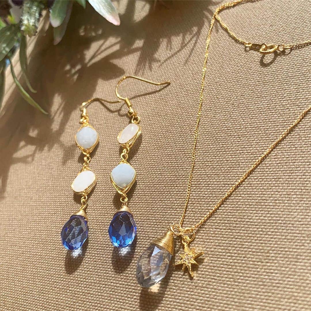BOX CHARM Industryさんのインスタグラム写真 - (BOX CHARM IndustryInstagram)「キラキラのガラスドロップ💎✨ こちらのガラスパーツは1つ100円の特別セールの対象商品です🤩❕ . ブルーやグリーンなど爽やかで夏にぴったりな色合いでご用意しております💙💚 . ぜひ店頭でご覧くださいませ👀💓 . #boxcharmindustry #boxcharm  #handmade #accessory #present #harajuku #tokyo #necklace #pierce #bijou #stone #goldfilled #ボックスチャームインダストリー #ボックスチャーム #原宿 #原宿観光 #東京観光 #真鍮 #真鍮アクセサリー #オリジナルアクセサリー #ネックレス #ガラス #ビジュー #天然石」7月18日 15時17分 - bcindustry_