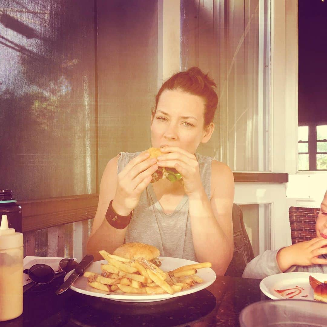 エヴァンジェリン・リリーさんのインスタグラム写真 - (エヴァンジェリン・リリーInstagram)「Nothing feeds #hangry like a big, fat, juicy bacon’n’cheese #burger w #fries. 😋🍔🥔 . (Esp after a horseback ride 😃🐴)」7月18日 15時29分 - evangelinelillyofficial