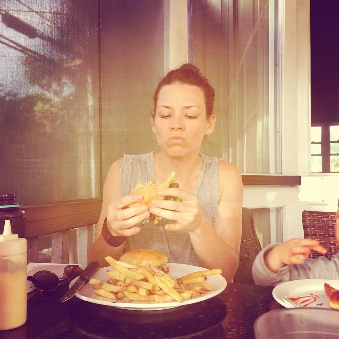 エヴァンジェリン・リリーさんのインスタグラム写真 - (エヴァンジェリン・リリーInstagram)「Nothing feeds #hangry like a big, fat, juicy bacon’n’cheese #burger w #fries. 😋🍔🥔 . (Esp after a horseback ride 😃🐴)」7月18日 15時29分 - evangelinelillyofficial