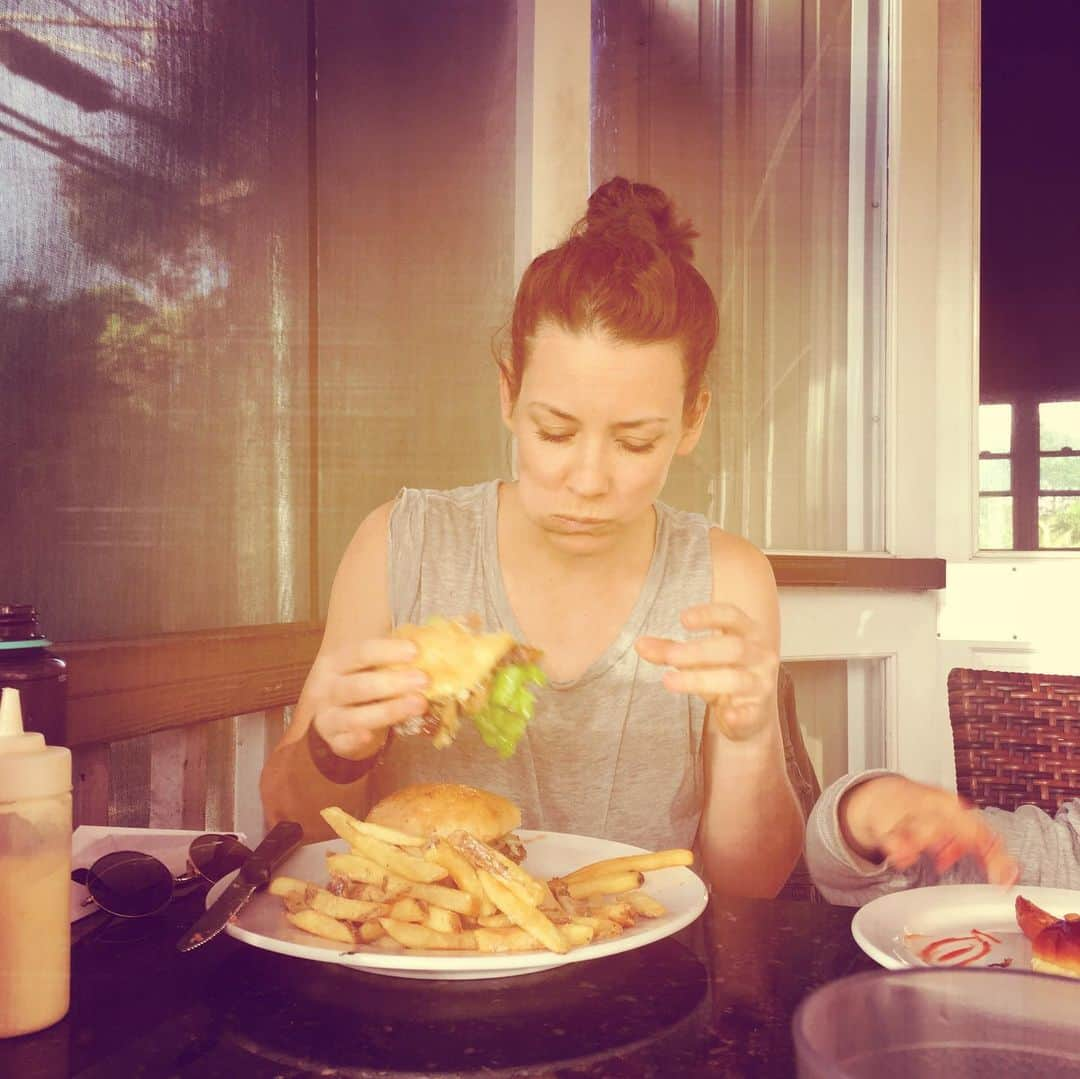 エヴァンジェリン・リリーさんのインスタグラム写真 - (エヴァンジェリン・リリーInstagram)「Nothing feeds #hangry like a big, fat, juicy bacon’n’cheese #burger w #fries. 😋🍔🥔 . (Esp after a horseback ride 😃🐴)」7月18日 15時29分 - evangelinelillyofficial