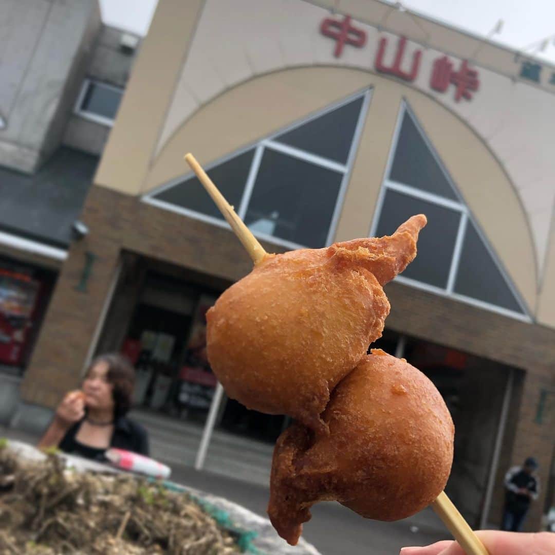 のインスタグラム：「揚げいも1個母ちゃんに食われた。  #母娘旅 #中山峠 #揚げいも #昔より格段に美味くなった #移動のバスの中のお弁当は母ちゃんの手巻き寿司 #甘辛い味付けの豚肉入っとる」