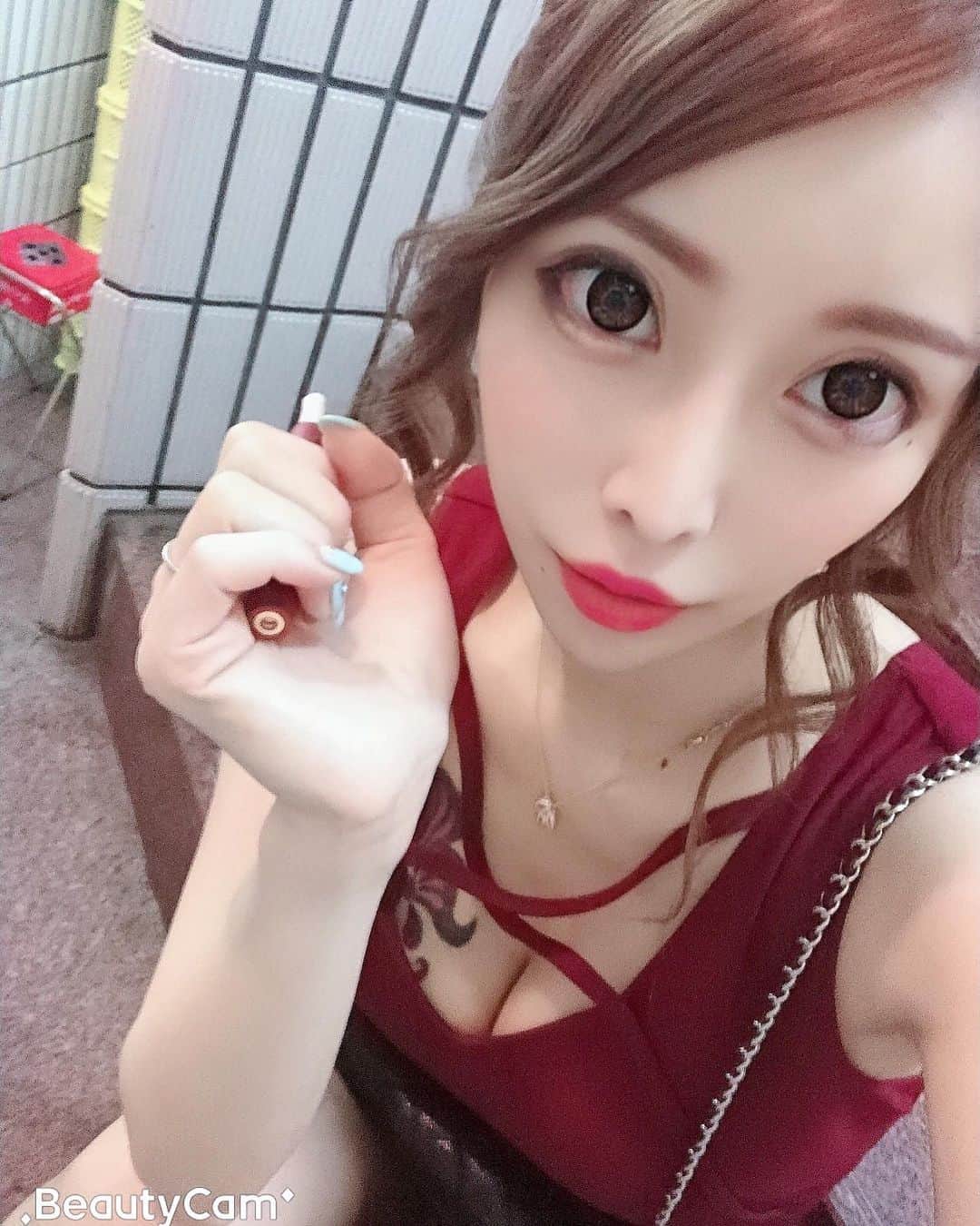高橋沙弥華のインスタグラム：「aスレッドやってから2週間たったよ❤  2週間たったから美容室も行ってきた😌  顔めちゃくちゃシュッとしたとか痩せすぎとか言われるようになったよ😂嬉しい💓  コラーゲンも生成されるみたいやし、将来のための予防美容にもなるって🙆✨ DMでも来てたけどもちろんmen'sにもお勧め😊  #aスレッド #小顔aスレッド #aclinic #aclinic銀座 #aクリニック #エークリニック #美容 #小顔 #美肌 #リフトアップ #美容外科 #美容皮膚科 #美容クリニック #山田哲雄 #柴田貴志 #佐藤玲史 #谷口弘樹」
