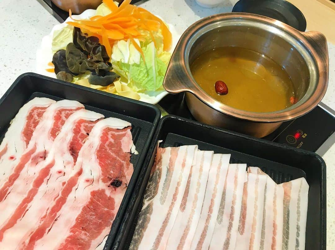 丸田佳奈さんのインスタグラム写真 - (丸田佳奈Instagram)「今日のお昼は鍋。  鍋は年中よく食べます。  今夜もバラダン出まーす。  #ランチ #お昼ごはん  #鍋 #夏鍋 #夏は鍋 #夏こそ鍋 #キクラゲ好き #根菜好き #牛派 #鶏派」7月18日 15時37分 - kanamaruta