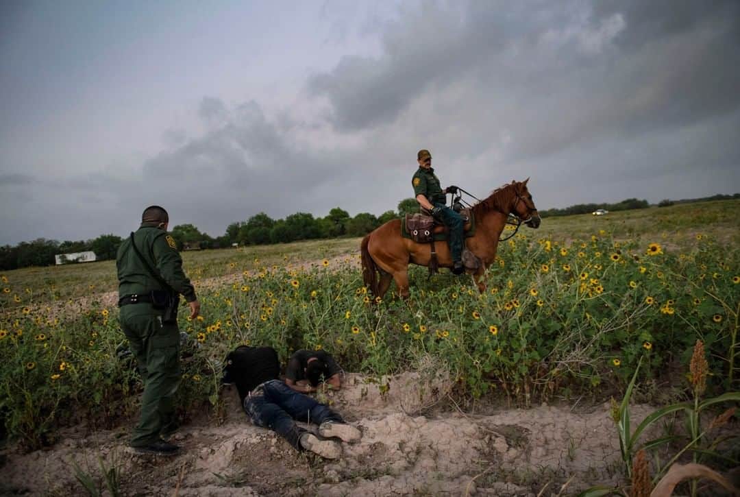 ナショナルジオグラフィックさんのインスタグラム写真 - (ナショナルジオグラフィックInstagram)「Photo by Lynsey Addario @lynseyaddario | United States Border Patrol agents on horseback chase after and detain undocumented migrants along the border with Mexico near Penitas, Texas, June 7, 2018.」7月18日 15時39分 - natgeo