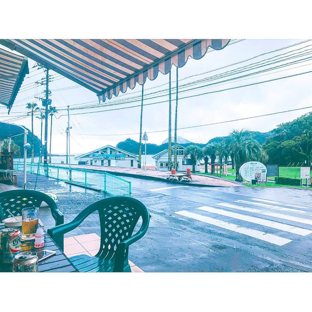 MOCAさんのインスタグラム写真 - (MOCAInstagram)「. . 雨の須美江もいいもんだ🏝🤙 . #サンビーチすみえ . 1988の仲間が、 最高のチルスポット作りました😬🏅 . 「海の家 黒潮」 . . #海の家 #達ちゃん堂  #宮崎 #延岡 #須美江 #須美江海水浴場  #サンビーチすみえ #須美江家族旅行村 #うみうらら #enjoy_nobeoka  #南国 #リゾート #resort #海 #山 #川  #ビーチ #beach #インスタ映えスポット #フォトジェニックスポット  #キャンプ #海のある生活 .」7月18日 15時40分 - moca_berrygoodman