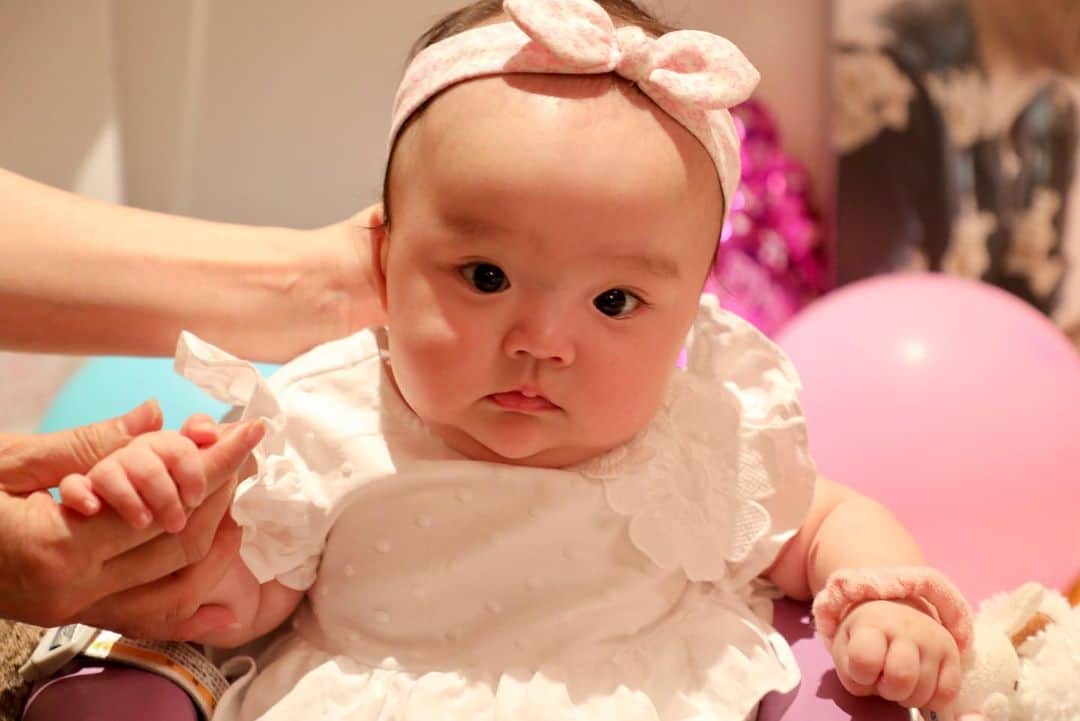 青山あみのインスタグラム：「娘よ、１００日おめでとう！﻿ ママとパパのところに生まれてきてくれてありがとう！﻿ すくすく健康に育ってくれてありがとう！﻿ いつも私たち家族に幸せをありがとう！﻿！！ 大好きだよ💗﻿ ﻿ #100日﻿ #お食い初め #100日祝い #あっとゆうまだね #ほっぺいつもぷにぷにしちゃう #백일상」