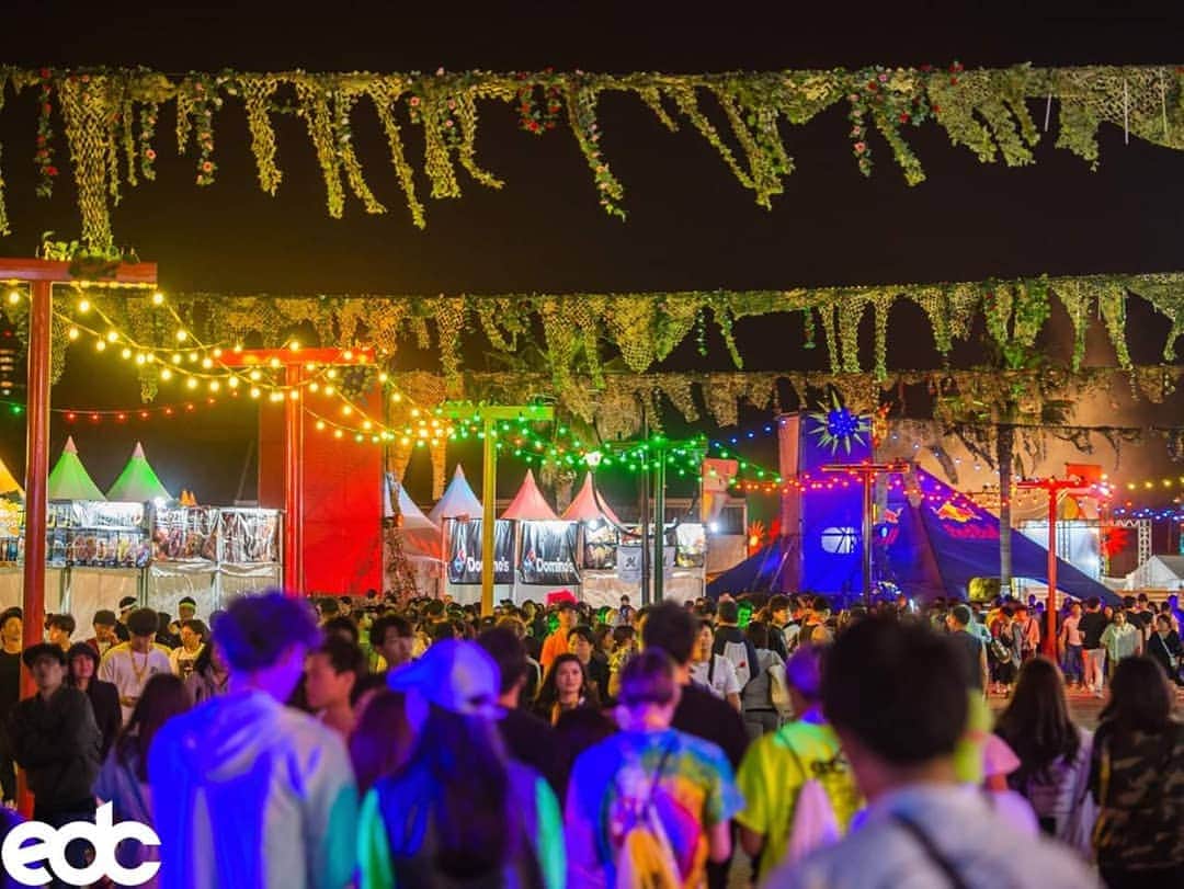 EDC Japanのインスタグラム：「スタジアムの外はお祭り気分〜 Its a carnival on rainbow road! 🌈  #edcjapan」