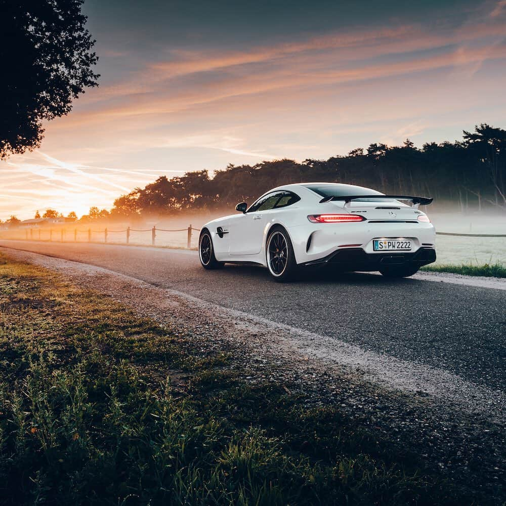 メルセデス・ベンツさんのインスタグラム写真 - (メルセデス・ベンツInstagram)「Always up for a memorable driving experience 🔥 [Mercedes-AMG GT R | Kraftstoffverbrauch kombiniert: 12,4 l/100 km | CO₂-Emissionen kombiniert: 284 g/km | mb4.me/nefz] #Mercedes #MercedesAMG #AMG #GTR #amazingcars #InstaCar #carsofinstagram #DrivingPerformance 📸 @dennisnoten for #MBsocialcar」7月18日 15時53分 - mercedesbenz