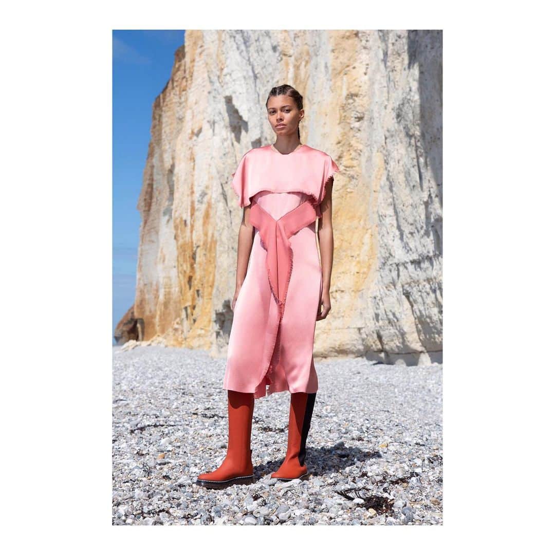 セドリック シャルリエさんのインスタグラム写真 - (セドリック シャルリエInstagram)「Pink Summer with this dress of our 2020 resort collection #cedriccharlierofficial #cedriccharlier #pinkdresses #womenswear photo by @alfredo_piola model @danilashley @nextmodelslondon」7月18日 16時04分 - cedriccharlierofficial