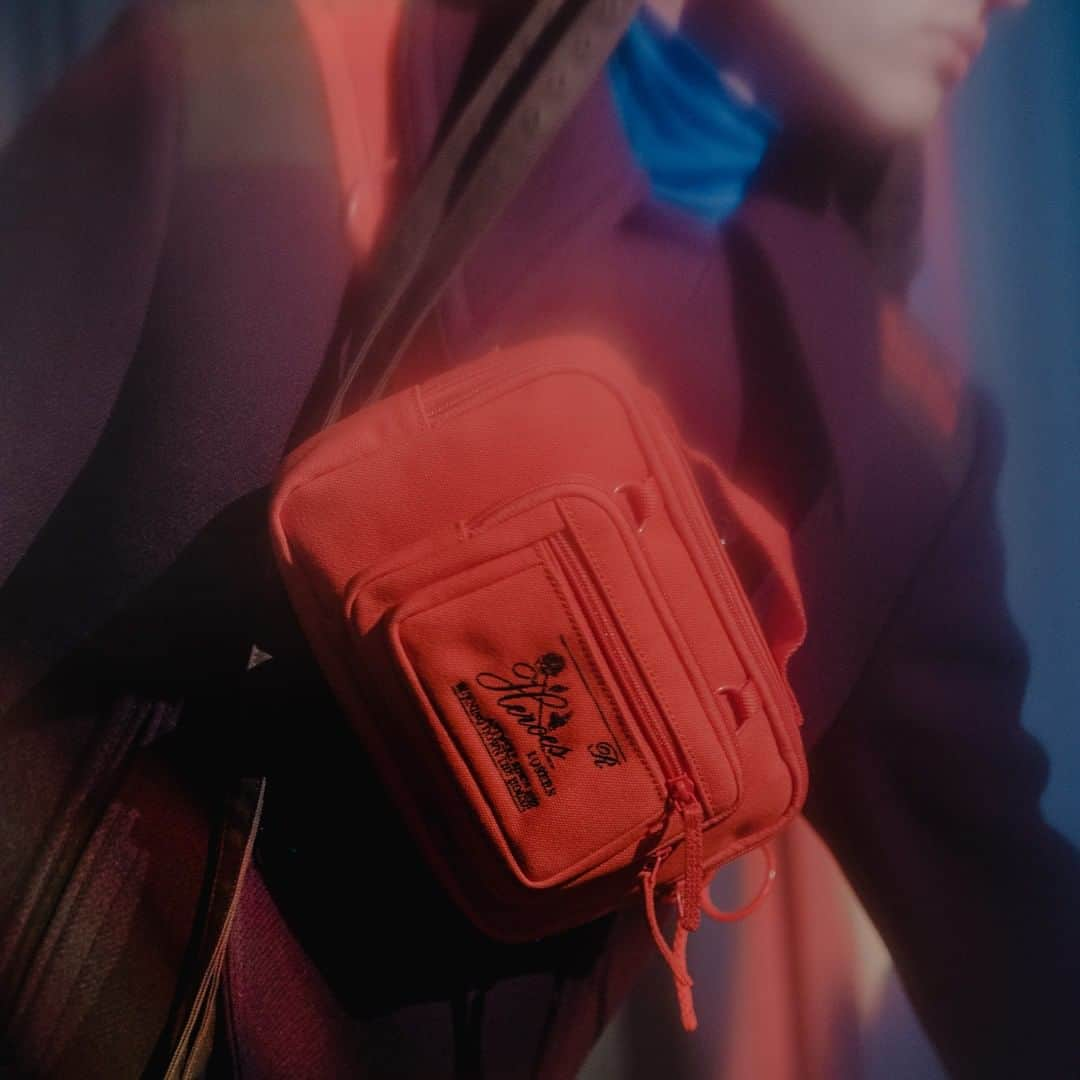 イーストパックさんのインスタグラム写真 - (イーストパックInstagram)「The ninth chapter of our collaboration with @rafsimons introduces the Waistbag Loop, complete with rich embroidery. Available now at www.eastpak.com/raf-simons  #eastpak #rafsimons #EastpakxRafSimonsbuilttoresist」7月18日 16時00分 - eastpak