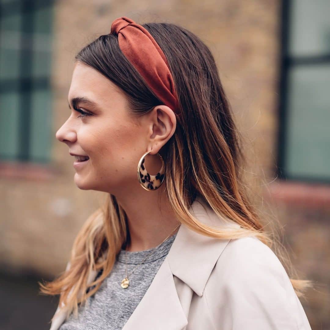 アクセサライズのインスタグラム：「Double up on trends with our knot detail headband and resin jewellery, as seen on #Accessorizer @bibi_bagnall. 🔍 Headband -  7860677000 🔍 Earrings - 6947532700 (similar) Tap the link in the bio to shop now.  #Accessorize #Accessorizer」