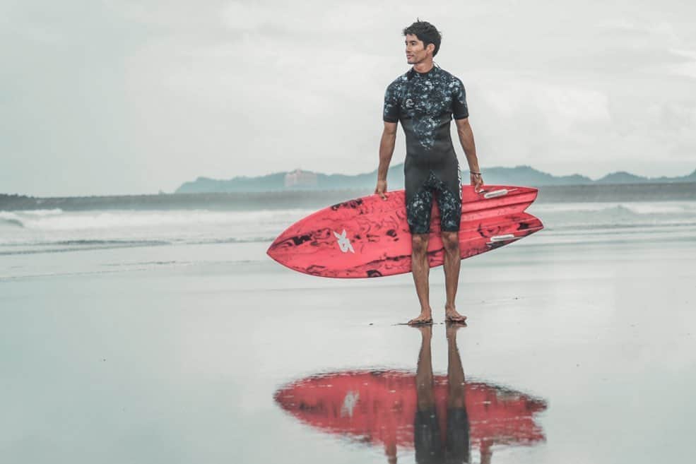 八代健さんのインスタグラム写真 - (八代健Instagram)「My home beach 💙 #SurfTown - Chiba, Japan 🇯🇵 #AirAsiaTravels 📷 @takatoshishibamoto」7月18日 16時13分 - kenyashiro