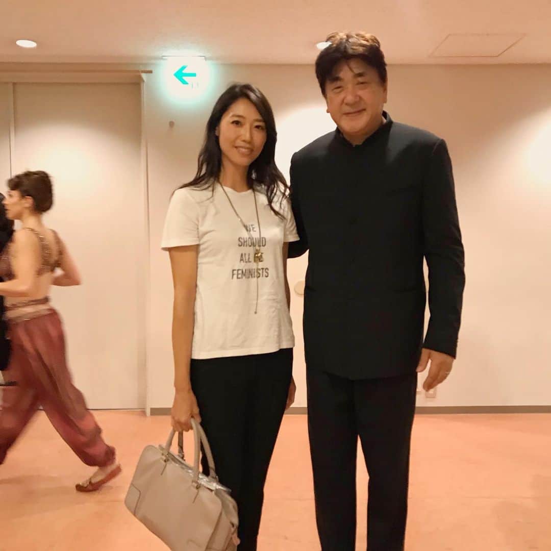 のインスタグラム：「【on the town】 芸術の秋、、では無いけど、ご縁あって、佐渡裕芸術監督プロデュースオペラ2019＜オン・ザ・タウン＞を観に行ってきました🎶  そしてそして、舞台裏ご挨拶で、ご一緒に写真まで撮って頂きました🤗  On the town →オペラなんだけど、ミュージカル調なので、とーても観やすい^_^お話の内容もほんと分かりやすい🤗 人間24時間しかないって思ったら、大胆にもなれる、素直にもなれる、一生懸命にもなれる💕  ほんと、楽しいお時間をありがとうございます😊  #佐渡裕 #指揮者 #オンザタウン #西宮 #舞台裏 #yutakasado #opera #musical #美魔女 #photograph #photography #followme」