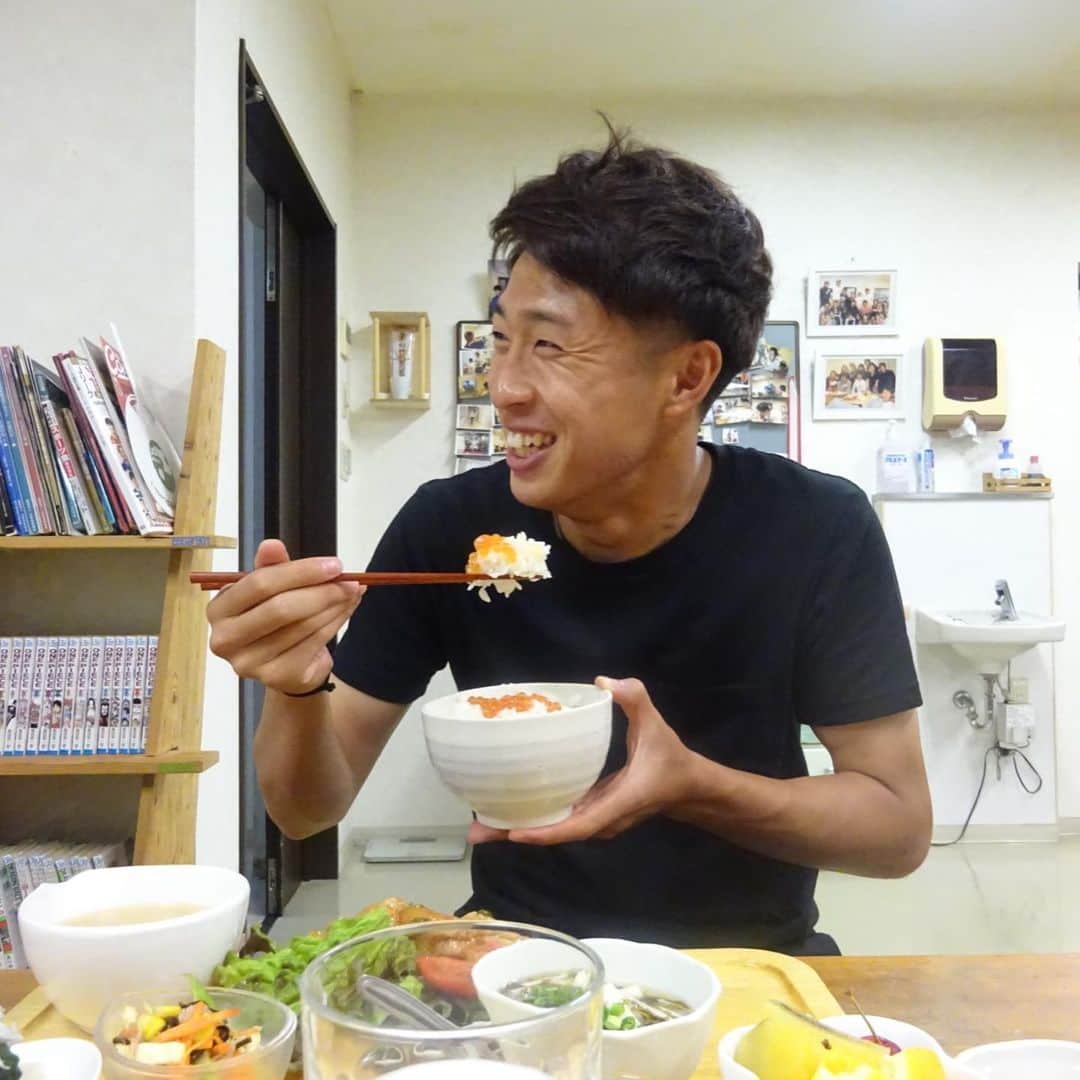 コンサドーレ札幌さんのインスタグラム写真 - (コンサドーレ札幌Instagram)「北海道ぎょれん様よりしまふく寮へ  北海道産 いくら醤油漬 をいただきました。  みんな大好きないくら。特にいくらが大好きな檀崎くんは大喜びでニコニコしながら食べていました😊  美味しく食べているところを撮影してたら横からジーっとタイヨーくんに見つめられていたら照れてちゃうよね😊✨ 北海道ぎょれん様。  ありがとうございました。  #consadole しまふく寮ごはん🏠🍙 #consadole  #consadole #consadole #コンサドーレ #jleague #ｊリーグ #soccer #サッカー #しまふく寮通信	 #食育 #食トレ #アスリートごはん #身体づくり #JAグループ北海道 #ゆめぴりか #みんなのよい食親善大使 #よつ葉 @yotsuba_milkproducts_official #北海道ぎょれん #町村農場 #アスリートフードマイスター #松浦沙耶花 #昼ごはん #夜ごはん #献立 #定食 #ランチ #レシピ #料理 #栄養 #栄養バランス #consadole #consadole #コンサドーレ #jleague #ｊリーグ #soccer #サッカー #しまふく寮通信	 #食育 #食トレ #アスリートごはん #身体づくり #JAグループ北海道 #ゆめぴりか #みんなのよい食親善大使 #よつ葉 @yotsuba_milkproducts_official #北海道ぎょれん #町村農場 #アスリートフードマイスター #松浦沙耶花 #昼ごはん #夜ごはん #献立 #定食 #ランチ #レシピ #料理 #栄養 #栄養バランス」7月18日 16時16分 - hokkaido_consadole_sapporo