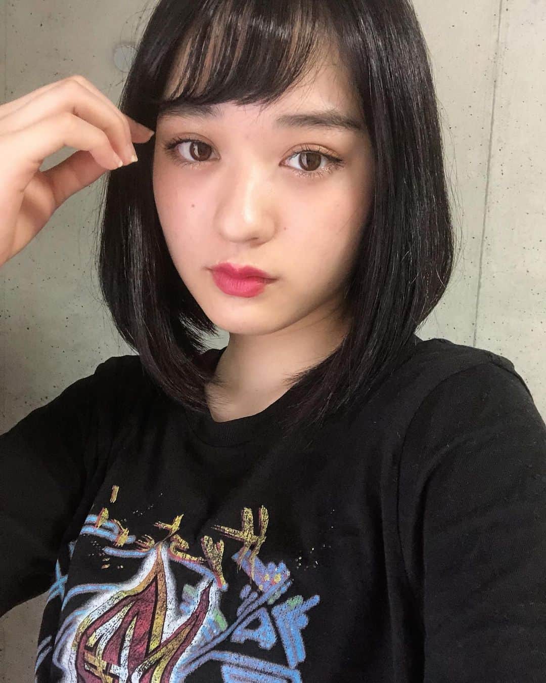 のインスタグラム：「前髪を切りました〜！お決まりのROIで！ シースルーっぽかったんですが、少し量を増やしてもらいました✌︎ちょっとアシメっぽくしてもらったので前髪流しやすい🐶髪色はそのままブラック👸🏻夏だしそろそろ染めたくなっちゃうね笑」