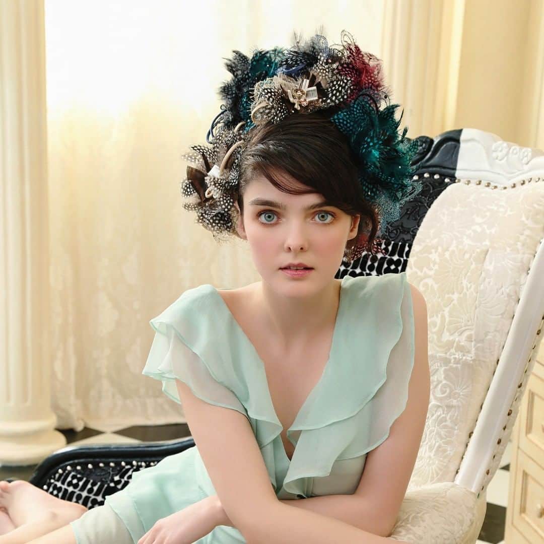 ALEXANDRE ZOUARI JAPANのインスタグラム：「リュクスなフェザーとイタリアンレースのコレクションは一瞬にしてあなたをファンタジーの世界に連れて行ってくれるでしょう✨  #ブライダル  #ブライダルヘアアクセ  #アレクサンドルズアリ #ヘアアクセサリー #ヘアゴム #おしゃれ #ファッション #アクセサリー #カチューシャ #バレッタ #ヘアクリップ #スワロフスキー #ご褒美ジュエリー #リュクス #ゴージャス #ブライダル #エレガント #大人かわいい #髪飾り #ヘアアクセ #ヘアアレンジ #ショッピング #alexandrezouari #bridalhair  #hairaccessories #hairarrange #hairstyle #madeinfrance #followme #instagood」