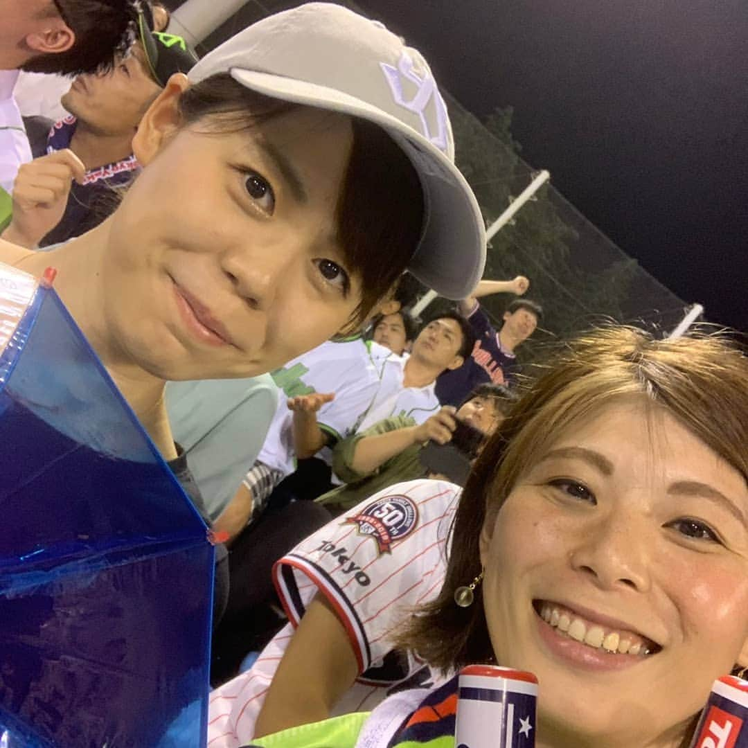 星奈津美さんのインスタグラム写真 - (星奈津美Instagram)「初プロ野球観戦@神宮球場 興味はあったもののなかなか行く機会がなかった野球観戦⚾✨ヤクルトファンの友達に誘ってもらい行ってみたら楽しくて、行きはなにも持ってなかったのに帰りにはキャップやら傘やらグッズを買ってしまい、すっかりヤクルトファンに（笑）初めて行った試合が勝利で、ホームランも見られたのでこれはファンになってしまいます😂👍 ヤクルトファンの女性を"つばめ女子"というらしいので、つばめ女子を目指したいと思います（笑） 覚えることがたくさんあるなぁと思ったけど、応援歌とか歌えるようになりたいから毎日聴こう♬✨ #プロ野球 #ヤクルトスワローズ #神宮球場 #巨人対ヤクルト戦 #ヤクルト勝利 #つばめ女子」7月18日 16時28分 - ntm_hoshi