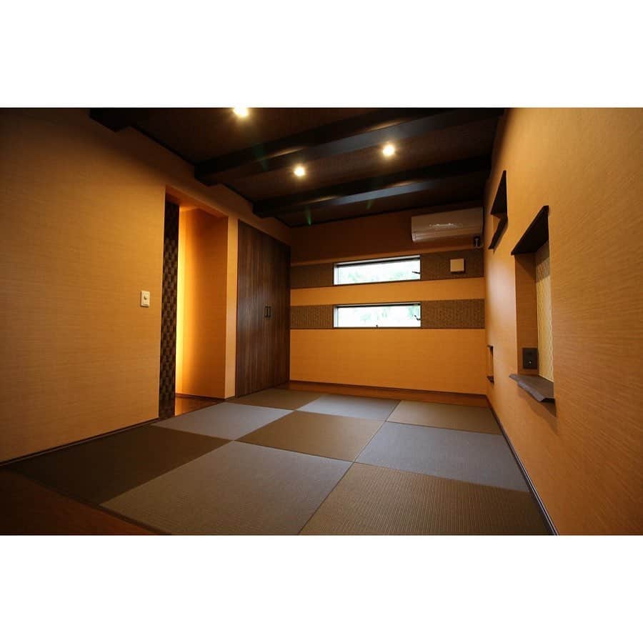 池田建設さんのインスタグラム写真 - (池田建設Instagram)「Japanese room* ・ リビングからのつながりで 小上がりの和室を作りました。 ・ 畳はカラーが豊富な和紙畳。 壁紙や照明も落ち着く色合いで 癒しの空間です☺︎ ・ #池田建設  #注文住宅  #平屋の家  #小上がり和室  #和室  #japaneseroom  #リビング  #新築 #戸建  #マイホーム  #家づくり  #長崎 #諫早  #大村 #島原  #カメラマンsetoguchi」7月18日 16時33分 - ikeda_kensetsu