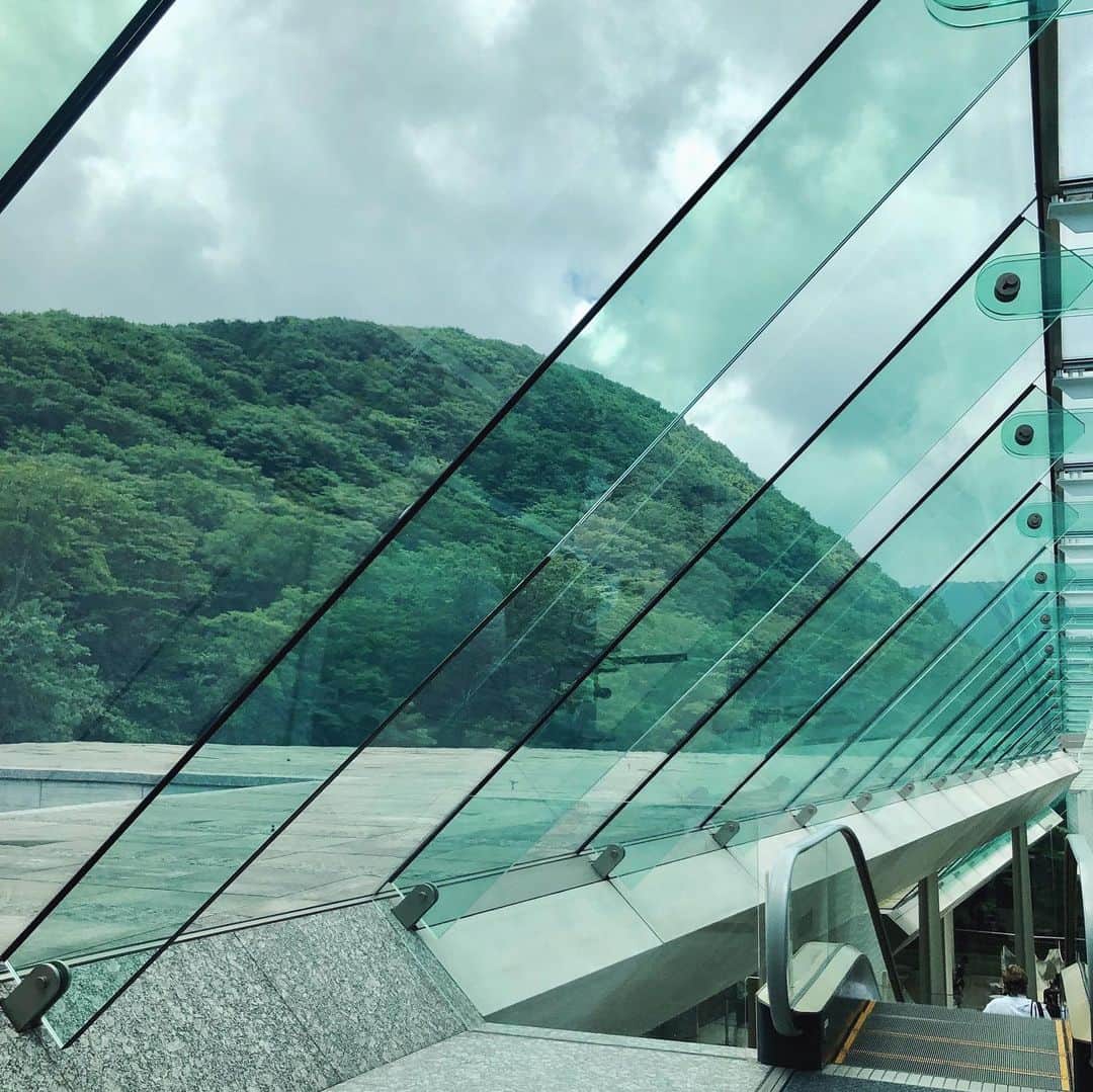 古屋美咲さんのインスタグラム写真 - (古屋美咲Instagram)「急に思い立って箱根に行ってきた昨日。  ずっと行きたかったポーラ美術館は建物が本当に素敵だったなあ。 晴れてた昨日に行けて良かった🌿 #ポーラ美術館 #箱根」7月18日 16時36分 - furuyamisaki_