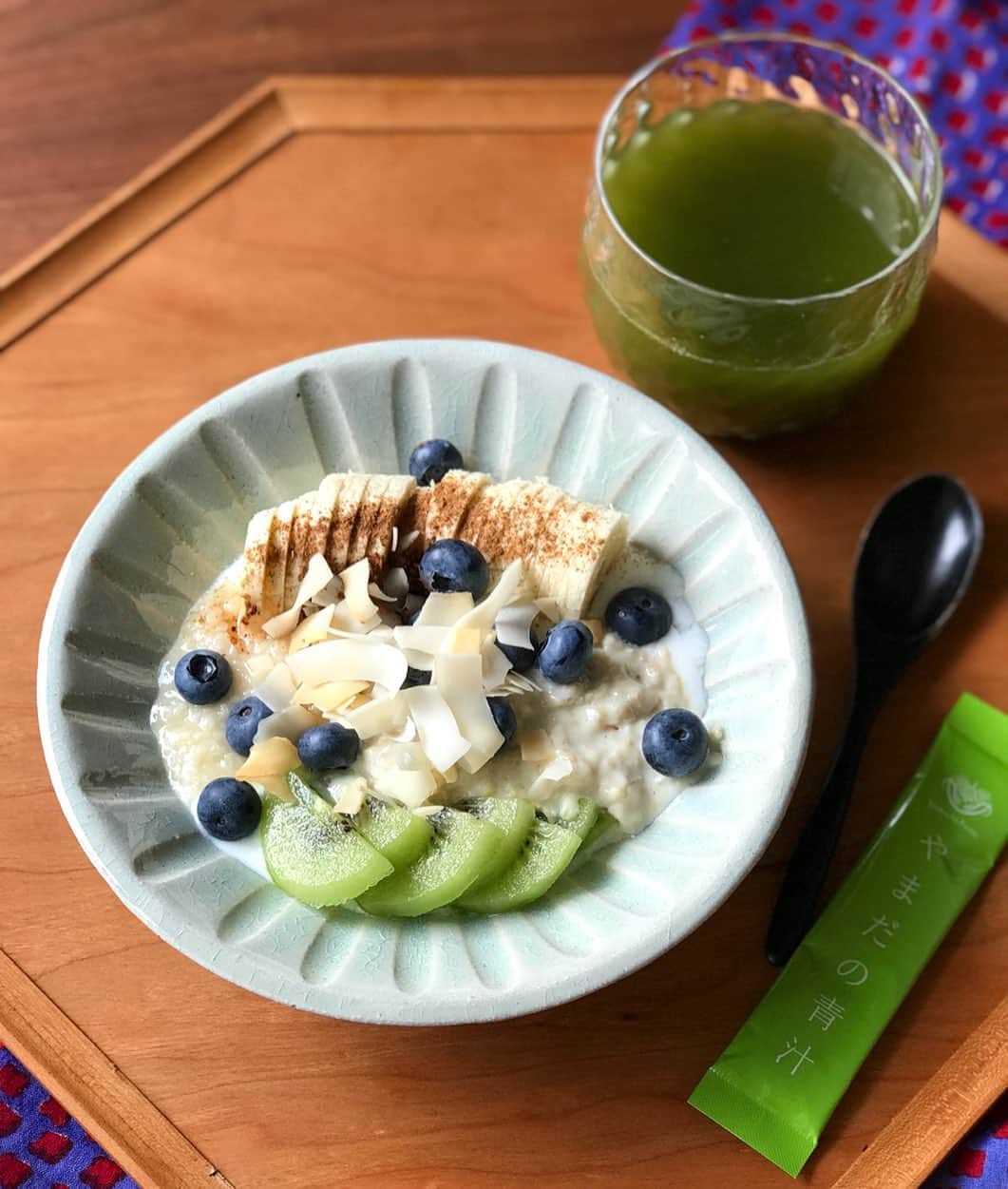 kokochiyoiさんのインスタグラム写真 - (kokochiyoiInstagram)「2019/07/18 今日から息子は夏休み！ 平日の朝は簡単に#オートミール＋果物。 #豆乳 でおかゆ状に煮て冷ましたオートミールに #プレーンヨーグルト。 果物はバナナ・キウイが基本で プラス旬の果物(今は#ブルーベリー)。 トッピングとして ココア・シナモン・#ココナッツチップス。 飲み物はブラックコーヒーか青汁です。 ＊ ＊ ＊ 青汁は色々試していて、 定まったり変えてみたり。 今日の青汁は 「やまだの青汁 @yamada_farm」 甘みがあるので青汁初心者にも ぐいぐい飲めそう。 私は炭酸水でいただくのが 好きな飲み方です (青汁じゃないみたいに?美味しかった！)。」7月18日 16時47分 - kokochiyoi