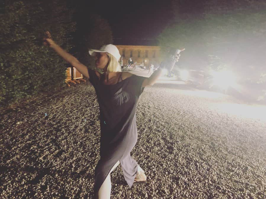 のインスタグラム：「ㅤㅤㅤ ㅤㅤㅤ 今回の旅は、EU🇪🇺4カ国🇫🇷🇮🇹🇬🇷🇩🇪を巡る旅。 友人によるSpecial planningと、これまた各国で 一緒に遊んでくれた友人たちのアテンドにより、 本当に素敵な旅となりました。 ㅤㅤㅤ 前半戦は、時差と戦いながら、旅先で 来週の大きな発表会に向けての準備もしつつ 結構仕事ばっかしてたけど 場所が変われば気分も変わるもので。 ㅤㅤㅤ なかなか日常に引き戻されて こういう気持ちを綴ることができないのだけど 今回こそ頑張ってインプットしたことを 文字に残したいなぁ。 ㅤㅤㅤ ちなみにこの写真は @terraformafestival での @marcoshuttle 後の浮かれポンチさん。 最高に楽しかったしかっこよかったし storysを本人がrepostしてくれた上、 メッセージでやりとりまでしてくれてうれしい🥺💕 ㅤㅤㅤ #blendatrip #blendatrip2019」