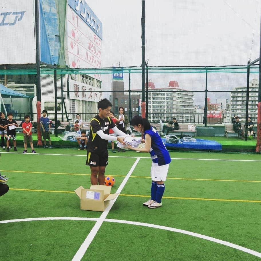 ユニクスさんのインスタグラム写真 - (ユニクスInstagram)「#全勝優勝 2019.7.15 #ミックス大会  優勝しました‼️ 全16ゴール28得点の内、  女子12ゴール24得点⚽⚽⚽⚽⚽⚽⚽⚽⚽⚽⚽⚽ 男子4ゴール4得点⚽⚽⚽⚽ 男子の個の力で勝ったのではなく、 ミックス大会らしい女子の活躍により優勝できました🎶  予選Bブロック 第一戦 VS FIORE ○2-0 第二戦 VS 未来塾 ○20-0  順位決定トーナメント 準決勝 VS AMORE ○3-2 決勝戦 VS BOSSCORN ○3-2  10年以上フットサル経験があるのに、はじめてフットサル大会に優勝したメンバーがいて大感激✨✨ 優勝はやっぱり気持ちいいですね💪  運営のキャプテン翼スタジアムスタッフ、対戦していただいたチームの方々ありがとうございました。  #フットサル #フットサル大会 #エンジョイミックス #1day大会 #優勝 #ユニクス #キャプテン翼スタジアム #キャプテン翼スタジアム東京北  #フットサル優勝 #フットサルチーム #北区フットサル #UNIQS #決勝戦 #4戦 #4勝」7月18日 16時53分 - fc.uniqs