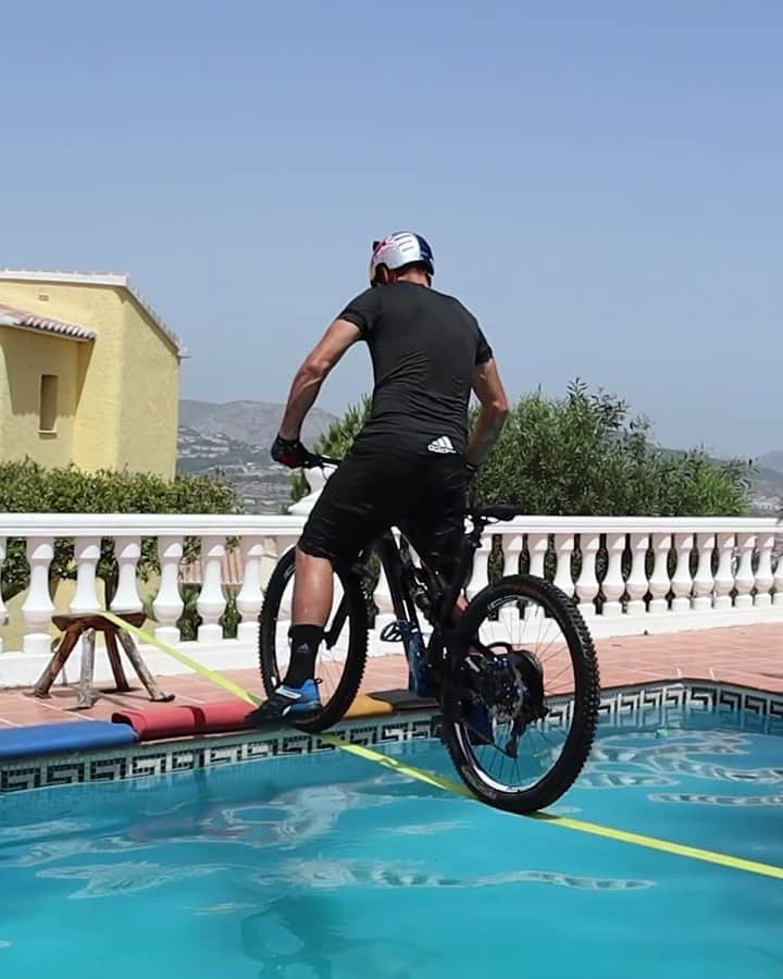 のインスタグラム：「2017: Floor is lava 🌋 2019: ☝️ . . . 🚴: @belaeykenny @redbullbike #redbull #givesyouwings #bike #trials #mtb #pool #balance」