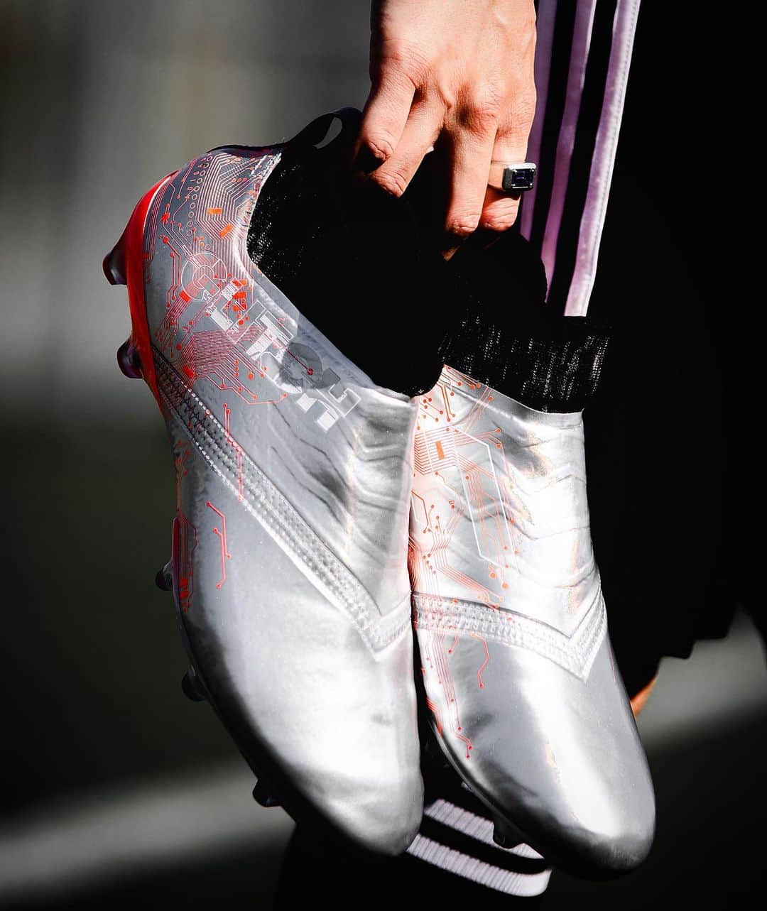 adidas Footballさんのインスタグラム写真 - (adidas FootballInstagram)「Silver lining. Introducing the final chapter of #GLITCH19, the new re-direct pack is exclusively available now through the GLITCH app in: 🇬🇧, 🇩🇪 & 🇫🇷. #DareToCreate . #Football #Soccer #adidasFootball」7月18日 17時00分 - adidasfootball