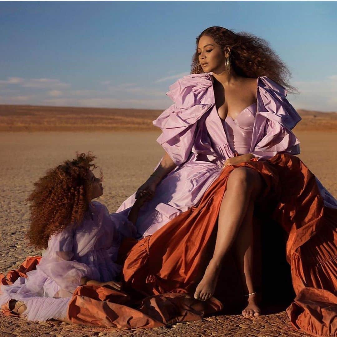 アンナ・デッロ・ルッソさんのインスタグラム写真 - (アンナ・デッロ・ルッソInstagram)「#Repost @maximsap 🔥🔥🔥 Have you seen the new @Beyonce video from @LionKing? It’s a true piece of art! And so are Beyonce’s outfits, in fact, a dozen of them! For example, an incredible @MaisonValentino gown, in which she appears in the beginning, accompanied by her daughter Blue Ivy 💞💞💞」7月18日 17時00分 - annadellorusso