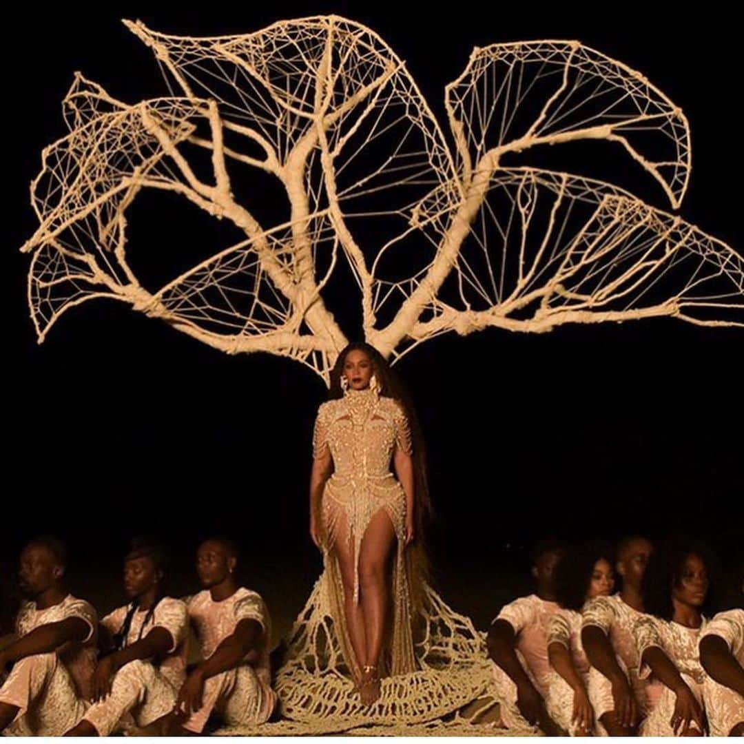 アンナ・デッロ・ルッソさんのインスタグラム写真 - (アンナ・デッロ・ルッソInstagram)「#Repost @maximsap 🔥🔥🔥 Have you seen the new @Beyonce video from @LionKing? It’s a true piece of art! And so are Beyonce’s outfits, in fact, a dozen of them! For example, an incredible @MaisonValentino gown, in which she appears in the beginning, accompanied by her daughter Blue Ivy 💞💞💞」7月18日 17時00分 - annadellorusso