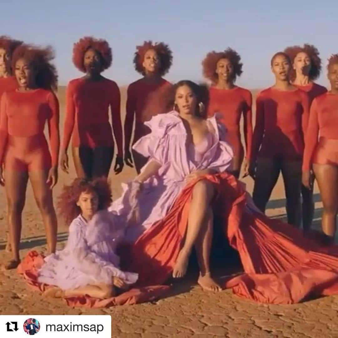 アンナ・デッロ・ルッソさんのインスタグラム写真 - (アンナ・デッロ・ルッソInstagram)「#Repost @maximsap 🔥🔥🔥 Have you seen the new @Beyonce video from @LionKing? It’s a true piece of art! And so are Beyonce’s outfits, in fact, a dozen of them! For example, an incredible @MaisonValentino gown, in which she appears in the beginning, accompanied by her daughter Blue Ivy 💞💞💞」7月18日 17時00分 - annadellorusso