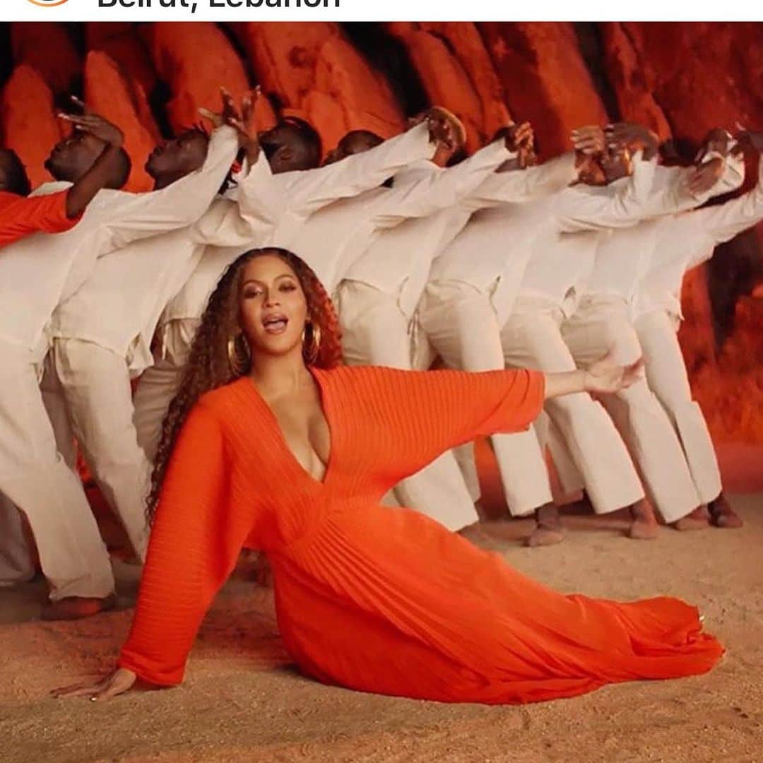 アンナ・デッロ・ルッソさんのインスタグラム写真 - (アンナ・デッロ・ルッソInstagram)「#Repost @maximsap 🔥🔥🔥 Have you seen the new @Beyonce video from @LionKing? It’s a true piece of art! And so are Beyonce’s outfits, in fact, a dozen of them! For example, an incredible @MaisonValentino gown, in which she appears in the beginning, accompanied by her daughter Blue Ivy 💞💞💞」7月18日 17時00分 - annadellorusso