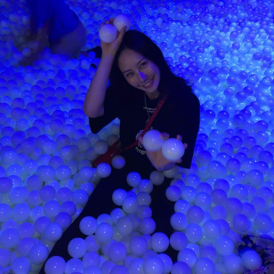里彩さんのインスタグラム写真 - (里彩Instagram)「Ball pool!💙 暗いね😂」7月18日 17時06分 - risa_gram611